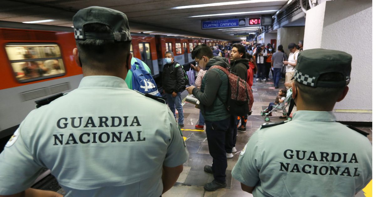 Reparten Volantes A Favor De La Guardia Nacional En El Metro Ntr