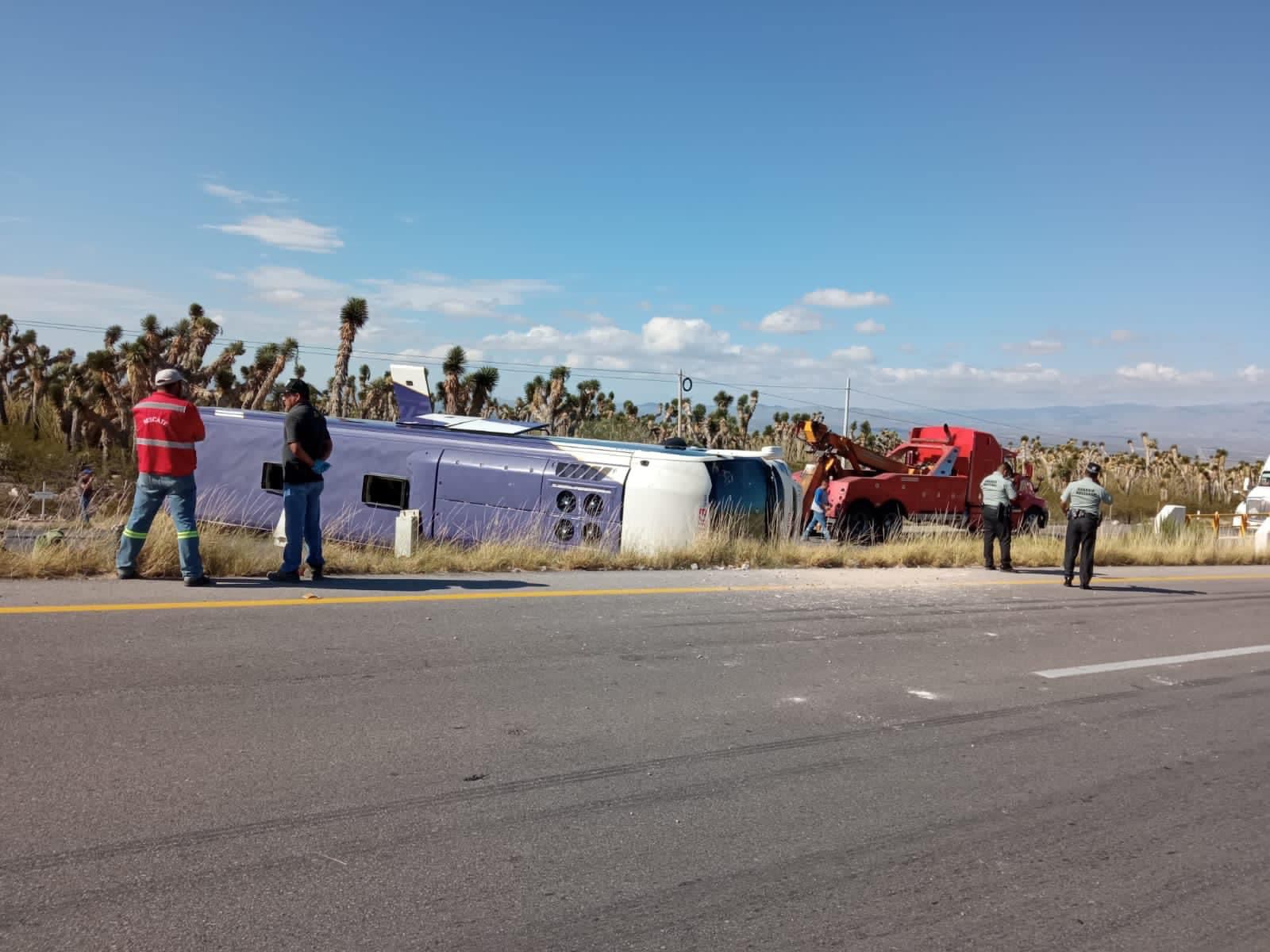 Se accidenta camión de pasajeros en entronque de Puerto de Rocamontes