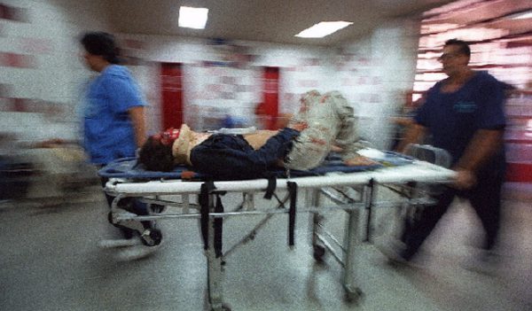 Policías y médicos, de los que reportan mayor estrés en esta temporada