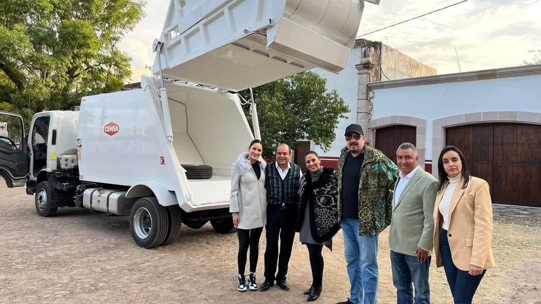 Donan “Los Aguilar” camión recolector de basura