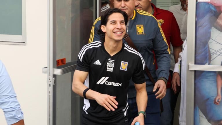 Ovacionan a Diego Lainez tras pruebas físicas