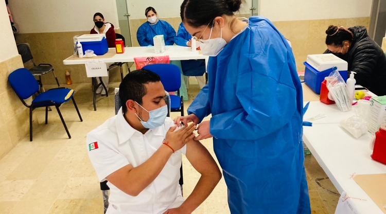 Aplican refuerzos de vacuna anticovid a personal de salud