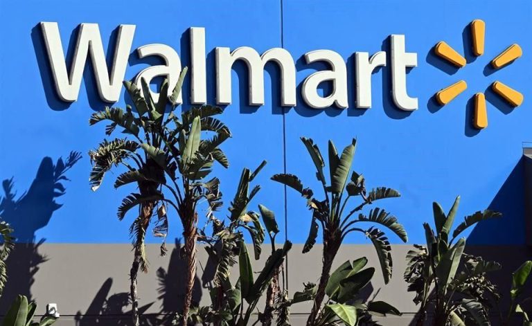Inicia Walmart con amparos contra restricciones al cigarro