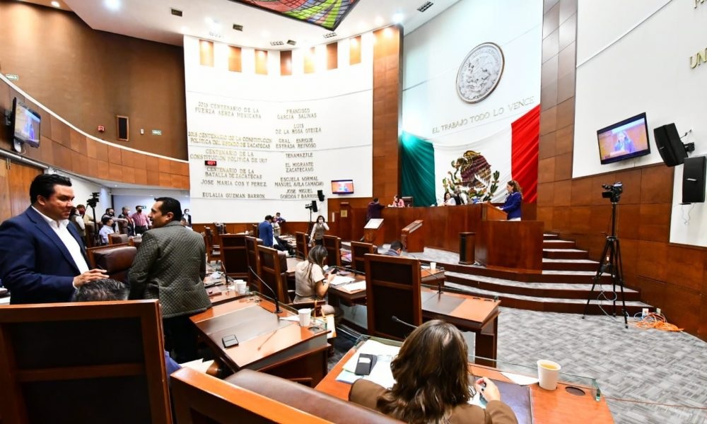 Difícil, quitar altos salarios a auxiliares en Legislatura