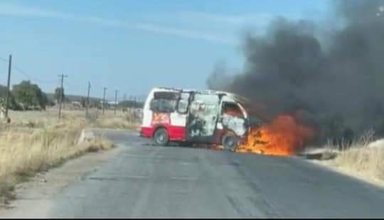 Bloquean carreteras a Pinos tras enfrentamiento