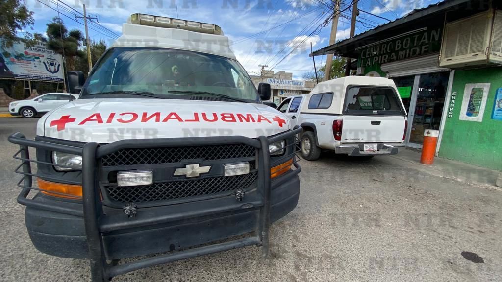 Pierde el control de su vehículo y choca contra árbol