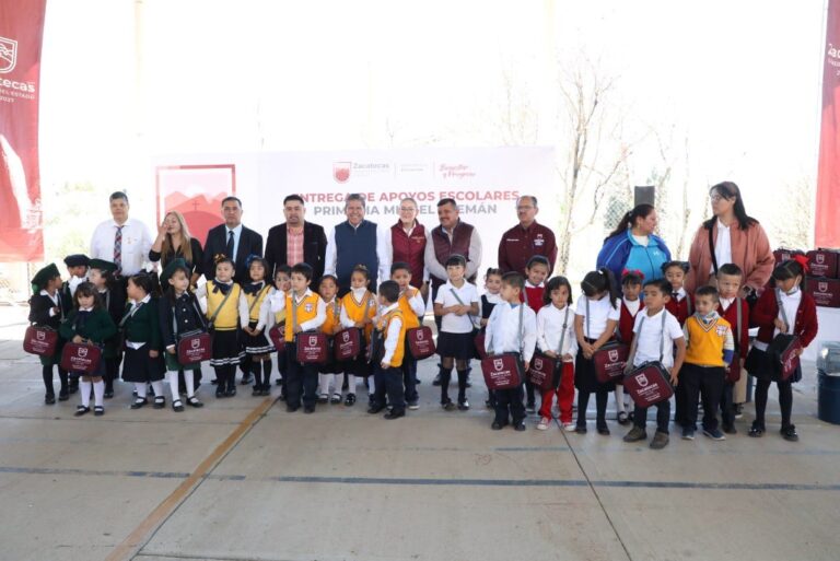 Alistan entrega de apoyos para uniformes