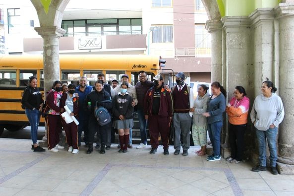 Paisanos entregan camión escolar en comodato