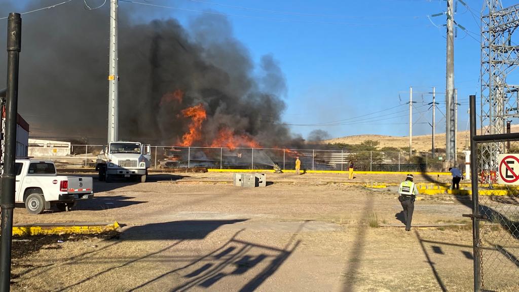 Registran incendio a espaldas de termoeléctrica de la CFE