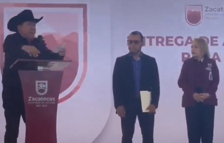 Denuncia gobernador violencia de género contra titular de educación