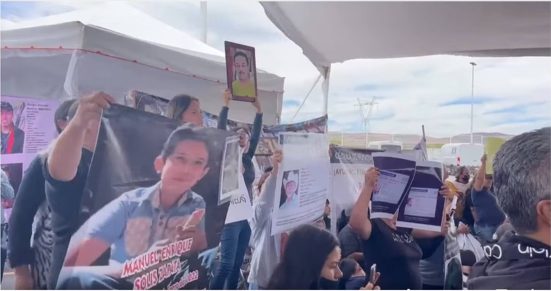 Colectivos de búsqueda se manifiestan en gira de AMLO