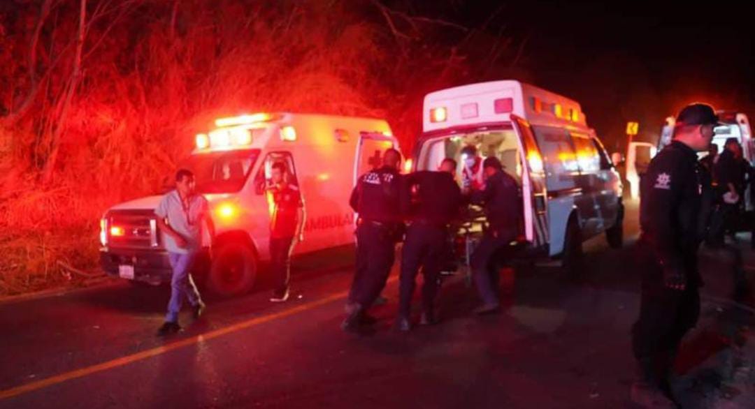 Tragedia en Nayarit: Camión con turistas de Jalisco se va a un barranco, hay 18 muertos