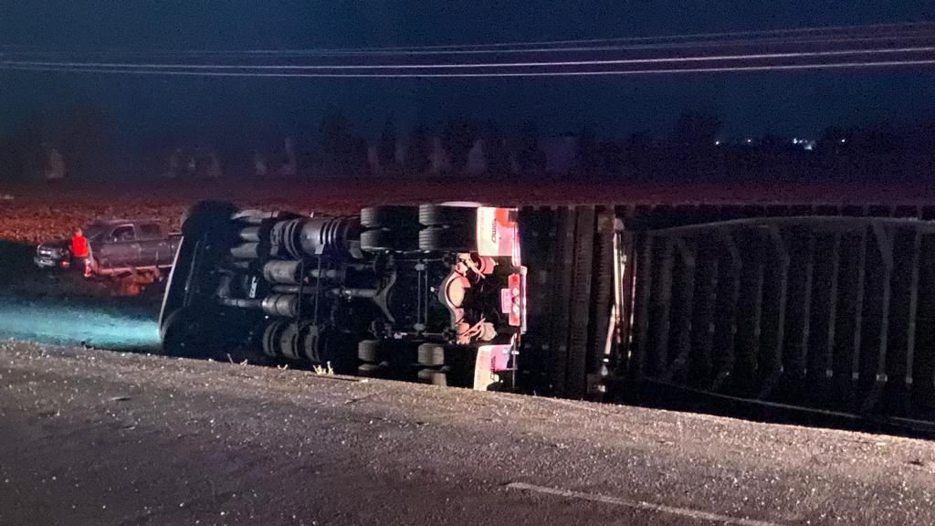 Camión quinta rueda sufre volcadura en carretera federal 45