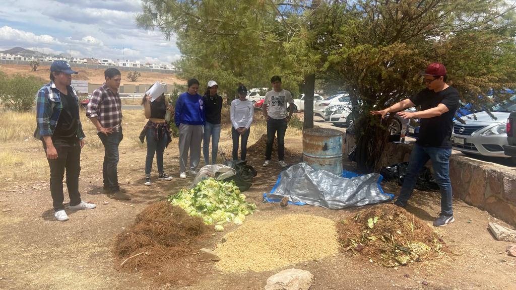 Alumnos realizan composta para rehabilitar áreas verdes