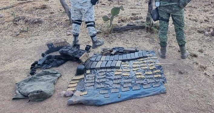 Detienen a dos; aseguran armamento