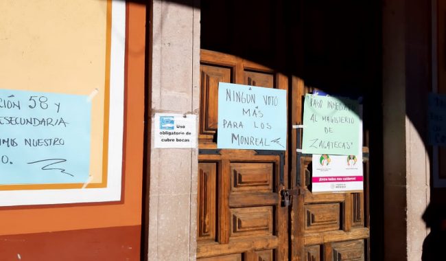 Continúan maestros con protestas; toman edificios públicos