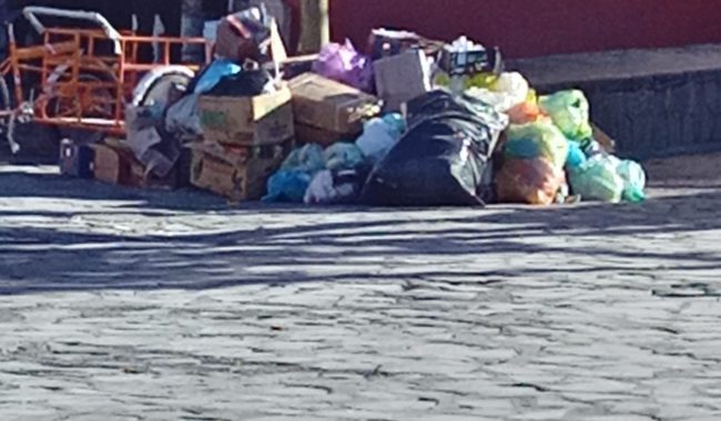 Denuncian a tianguistas por tirar basura en arroyo