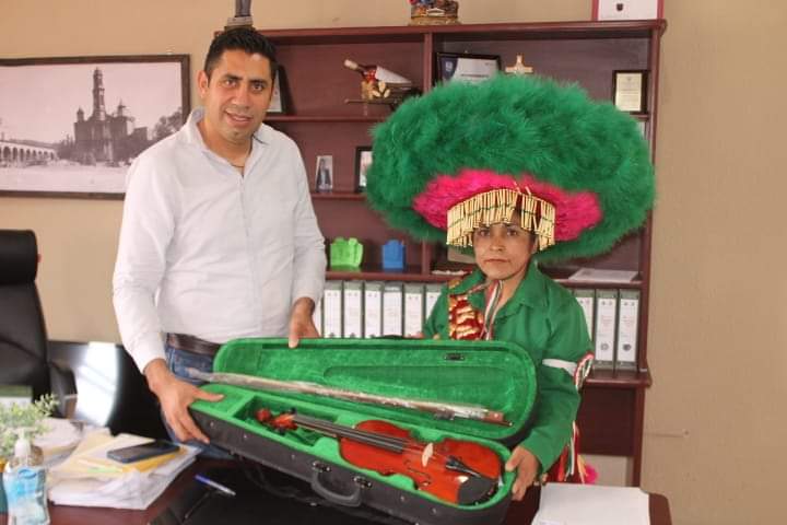 Entrega alcalde de Trancoso violín a capitana de Danza de Cantera
