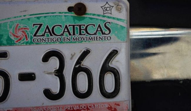 Circulan vehículos con placas vencidas