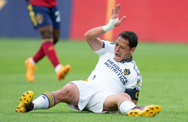 Sufre Chicharito rotura de ligamento en rodilla derecha