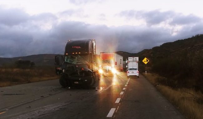 Chocan dos quinta rueda sobre autopista federal 45