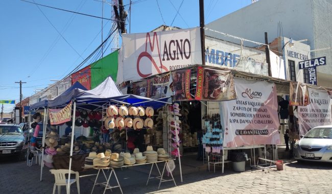 Comerciantes invaden la vía pública