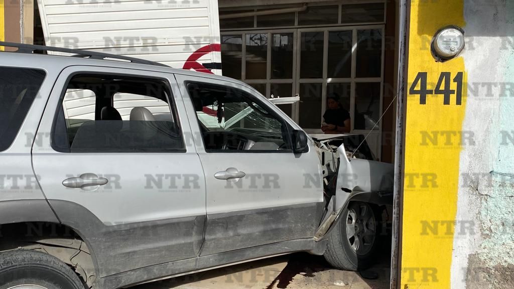 Conductor pierde el control e impacta contra salón de fiestas