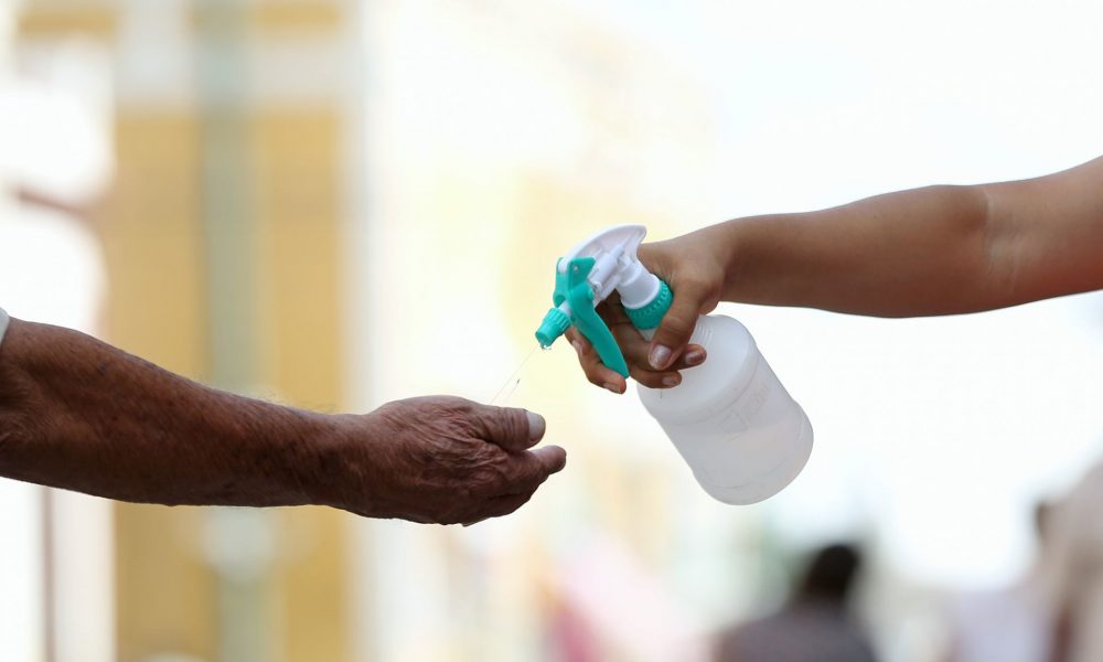 Entregan insumos de limpieza a escuelas