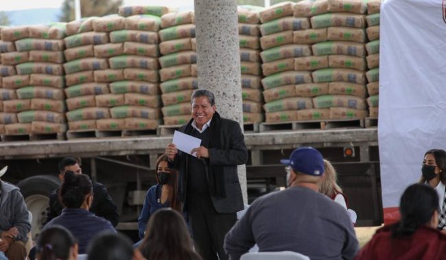 Entregan apoyos a familias de Jalpa y Apozol