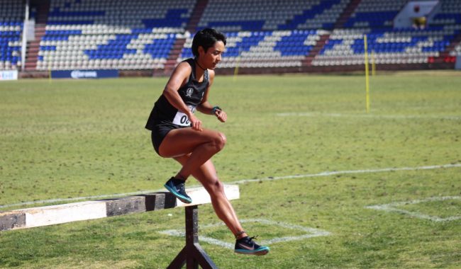 Larisa Rojas logra clasificación en prueba con obstáculos