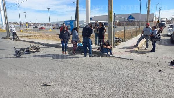 Chocan dos motocicletas en avenida Jesús Varela Rico