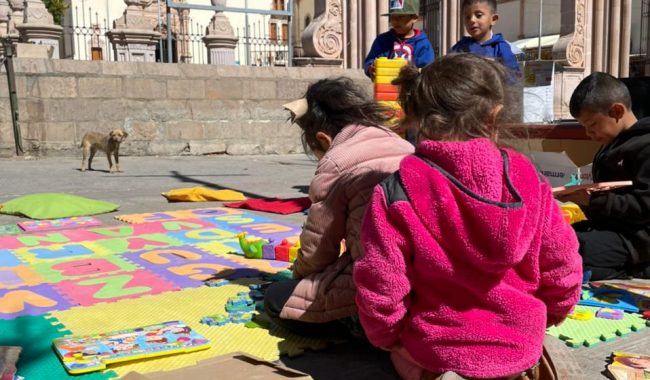 Llevan cuentos a explanada de Santuario de Plateros