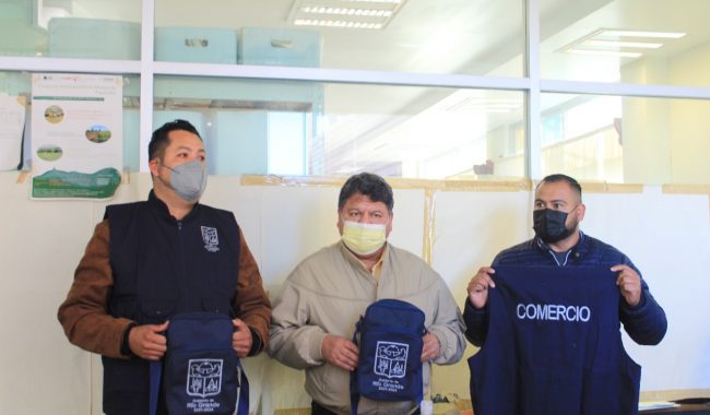 Entregan uniformes a personal de comercio en Río Grande