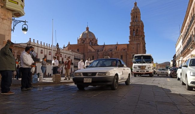 Taxistas desinfectan unidades de transporte público