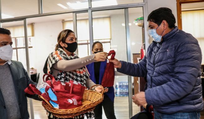 Entregan 3 mil kits sanitizantes