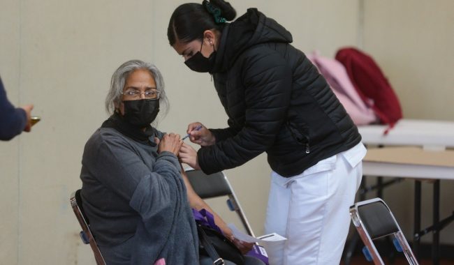 Adultos mayores de Zacatecas acuden a recibir dosis de refuerzo