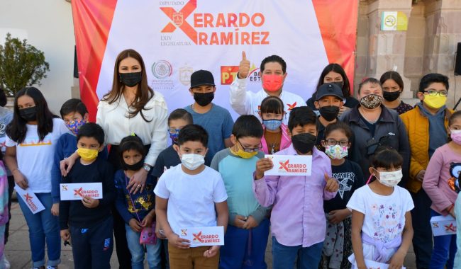 Entrega PT becas por la educación
