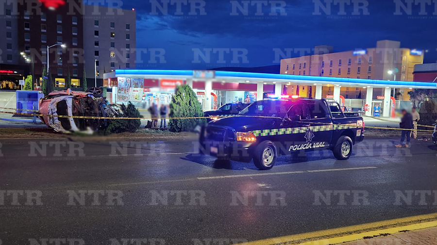 Muere conductor en volcadura