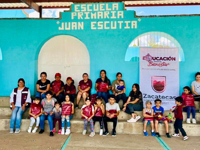 Entregan útiles escolares en Apulco