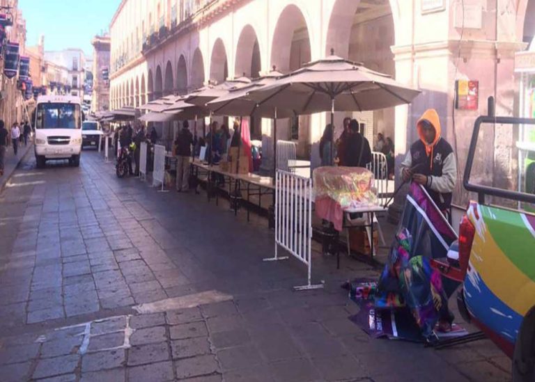 Disputan dulceros y artesanos plaza de los Portales