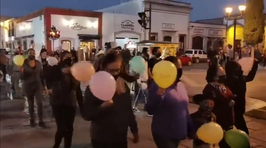 Realizan caminata para exigir la no realización de Feria de Primavera 2022