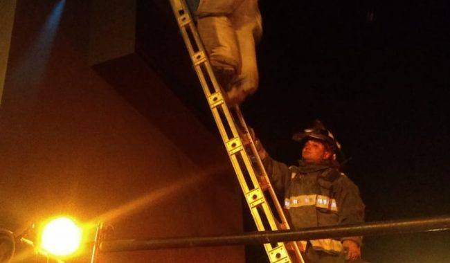 Rescatan a personas atrapadas en elevador
