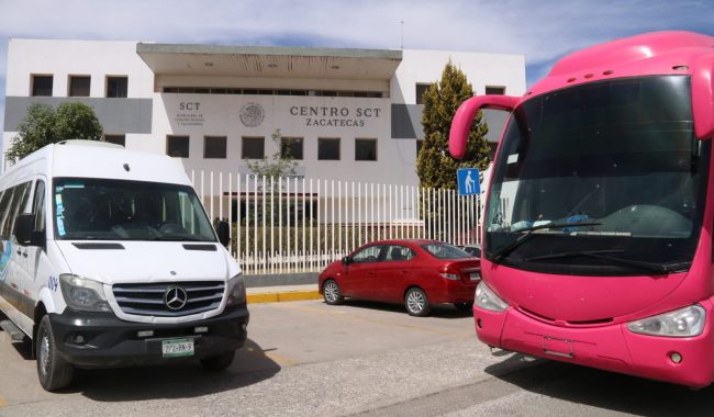 Se manifiestan transportistas en la SCT