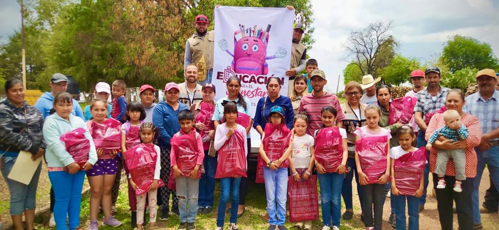 Entregan útiles escolares en 24 municipios