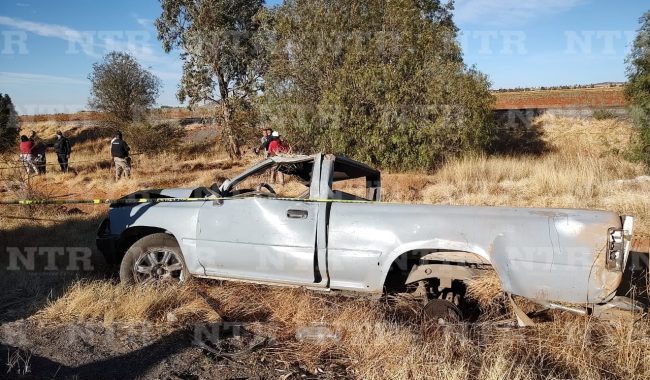 Vuelca camioneta; mueren dos tripulantes