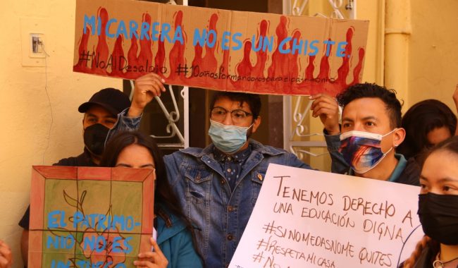 Se manifiestan alumnos de restauración ante amenaza de desalojo