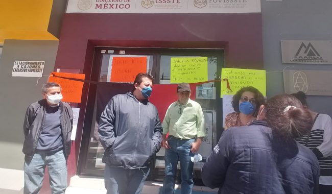 Acreditados de Fovissste toman oficinas del instituto