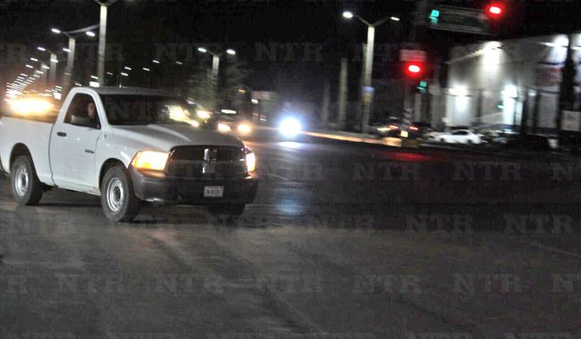 Le quitan su taxi y lo dejan herido en carretera
