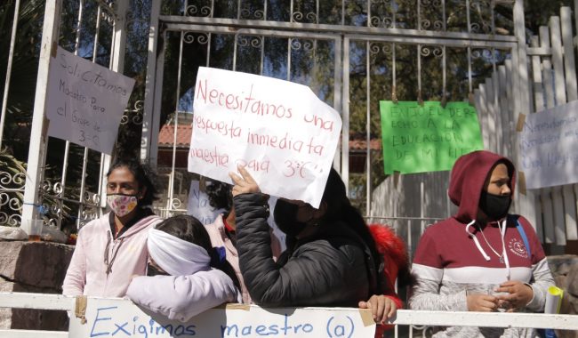 Padres de familia toman Primaria Lázaro Cárdenas