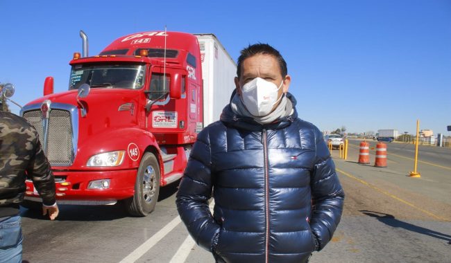 Maestros toman casetas; les piden esperar pagos